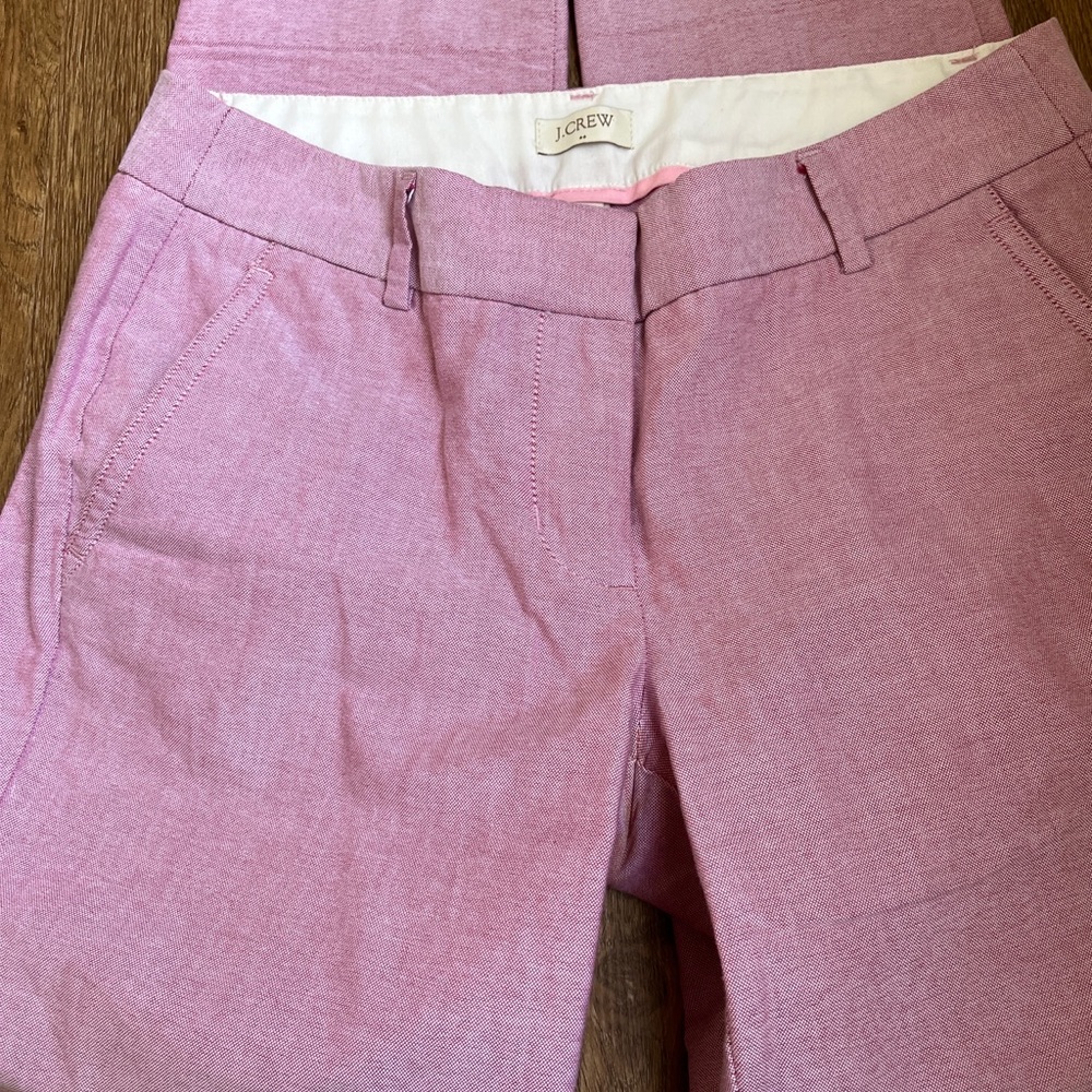 J crew cropped ankle pant. Has side pockets . It’s a chino pant